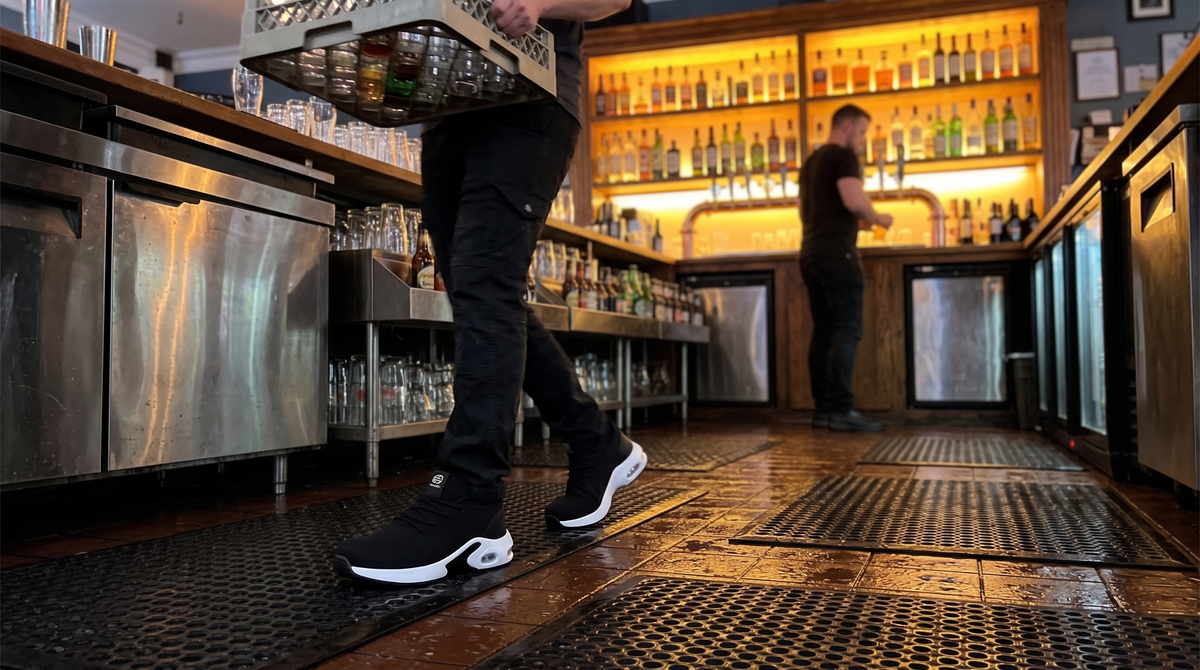 Shraks veiligheidssneakers achter de bar