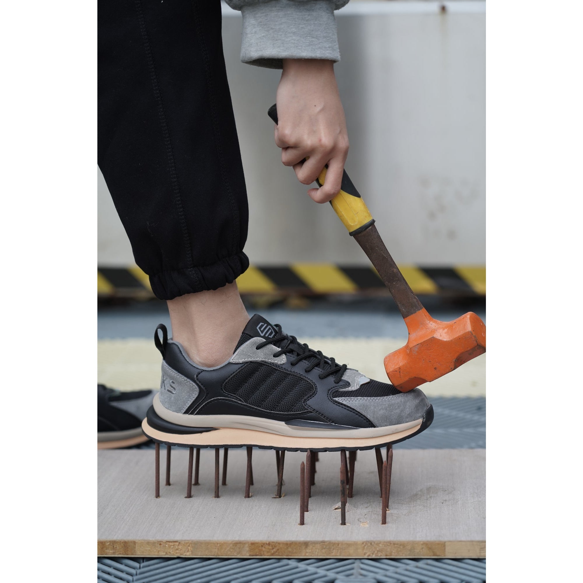 Shraks Venu Werkschoenen - S1P:Zijaanzicht van S1P veiligheidsschoenen sneakers waarbij de unieke kenmerken worden getoond